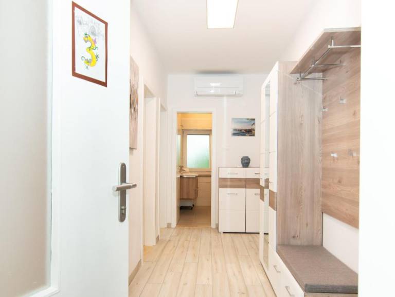 Holiday apartment with terrace & yard | City view — photo 5