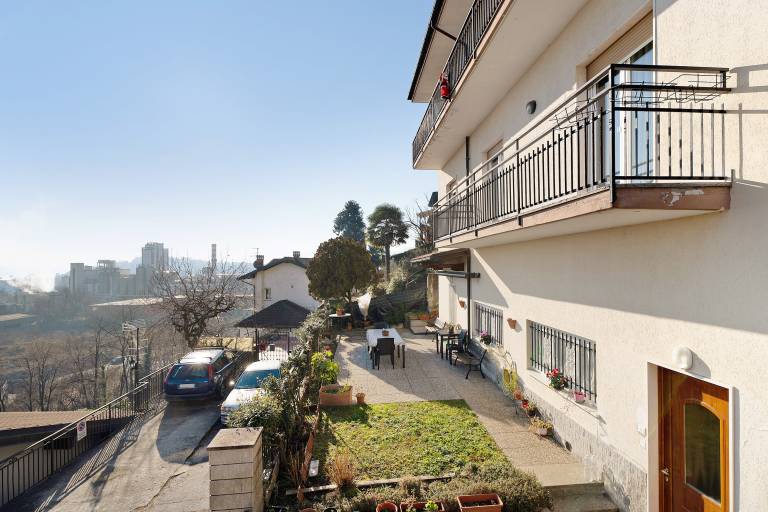 Holiday apartment with fast internet, terrace & yard | Garden view | Pet-friendly in Baveno