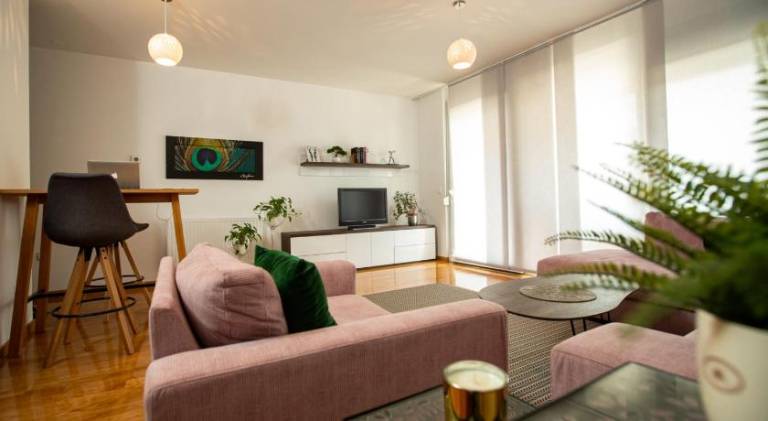 Bright 2-Bed Apartment Free WiFi and Walk to Old Town in Ljubljana