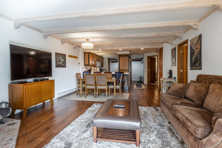 Family-oriented condo with hot tub, heated pool & patio | Lake view | Close to the ski | Pet-friendly — photo 3