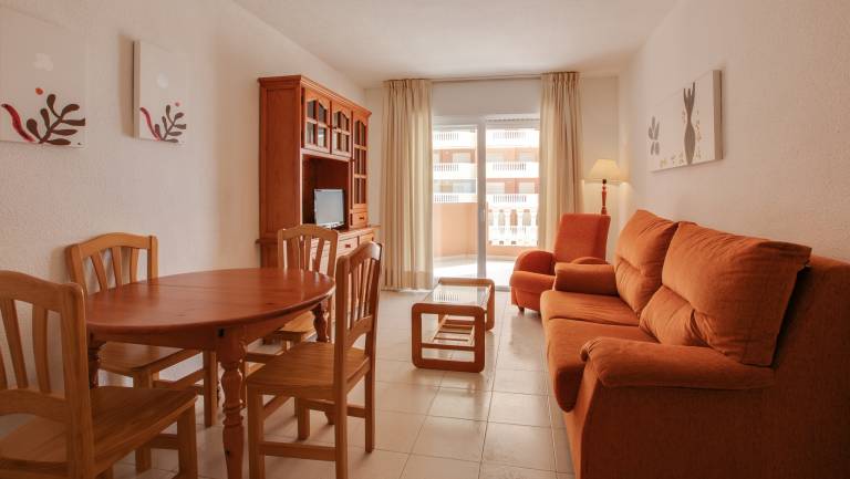 Holiday apartment with pool, garden & terrace — photo 5