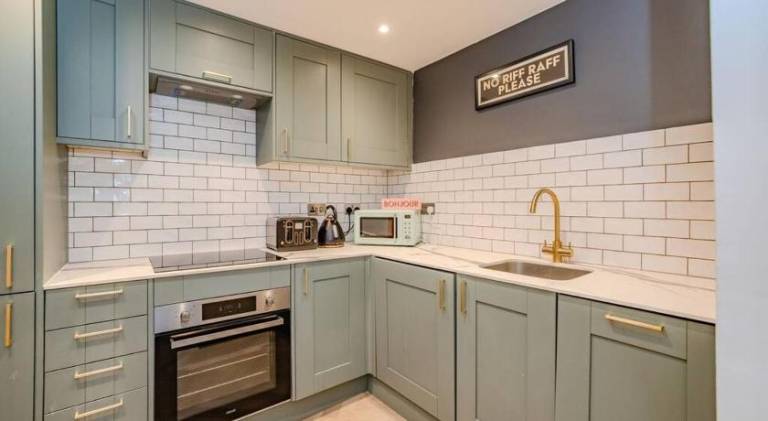 Three bedroom Flat 2 Bathrooms I Super Central locationI Next to Brighton Beach — photo 5
