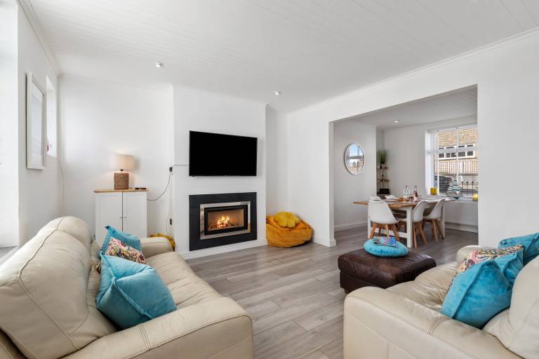 Child-friendly house with yard | Pet-friendly — photo 3