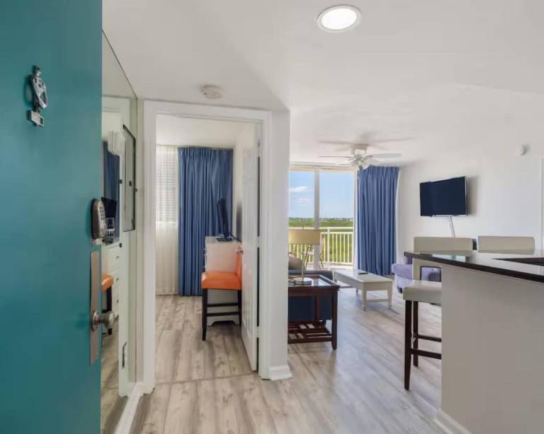 Condo with pool — photo 4
