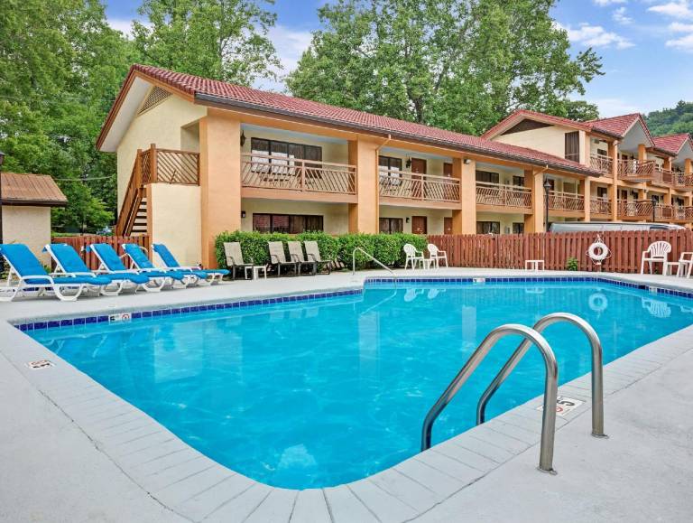 Super 8 By Wyndham Downtown Gatlinburg At Convention Center — photo 2