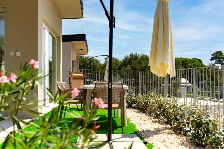 Vacation home with yard, grill & terrace | Water view — photo 4