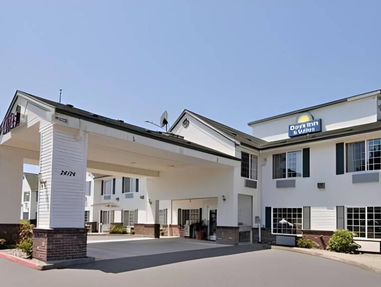Days Inn & Suites by Wyndham Gresham in Troutdale, OR