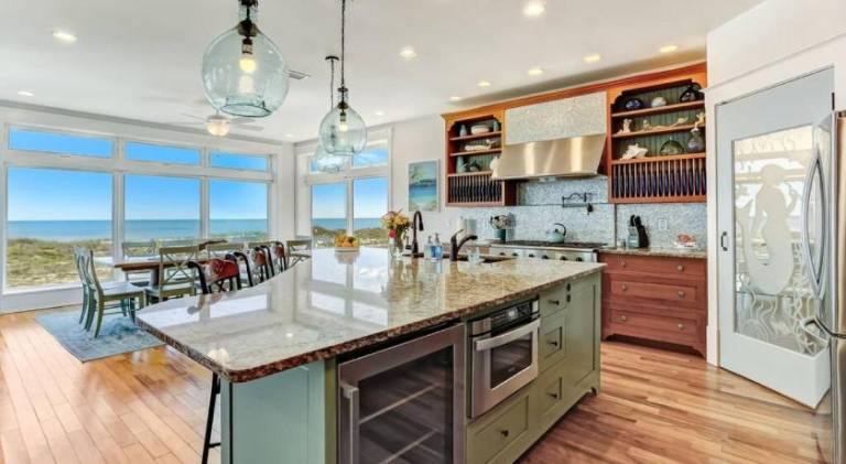 Mermaid Castle - Oceanfront Luxury Beach House - Rooftop Deck — photo 3