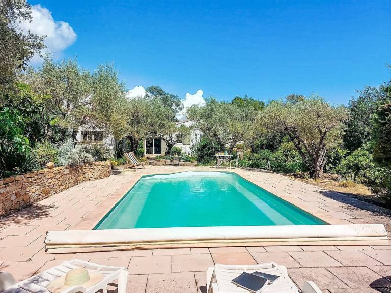 Fully equipped vacation home with private pool, patio & garden | Pets are welcome — photo 2