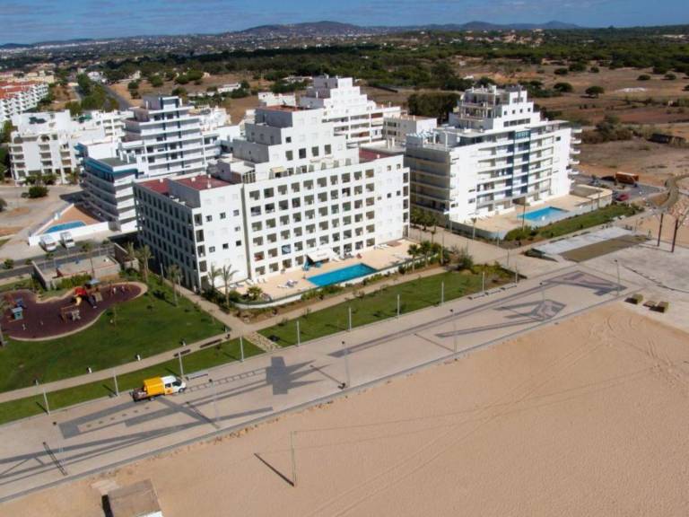 2-Bedroom Beachfront Apartment, Quarteira — photo 5
