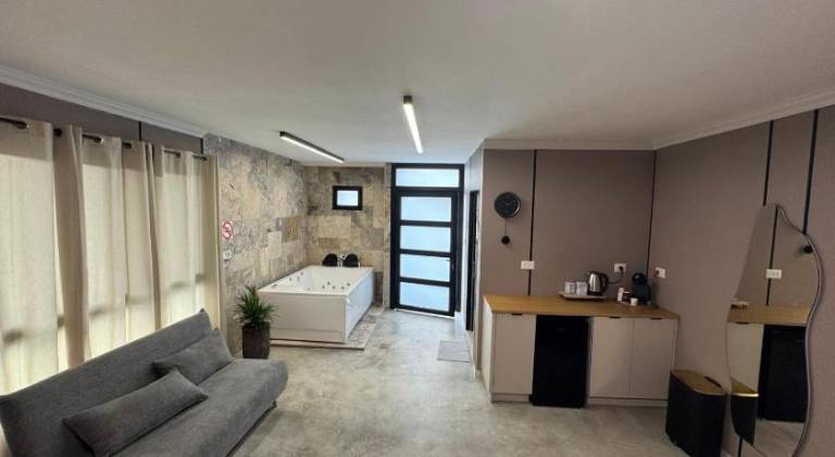 Lodge with jacuzzi — photo 3