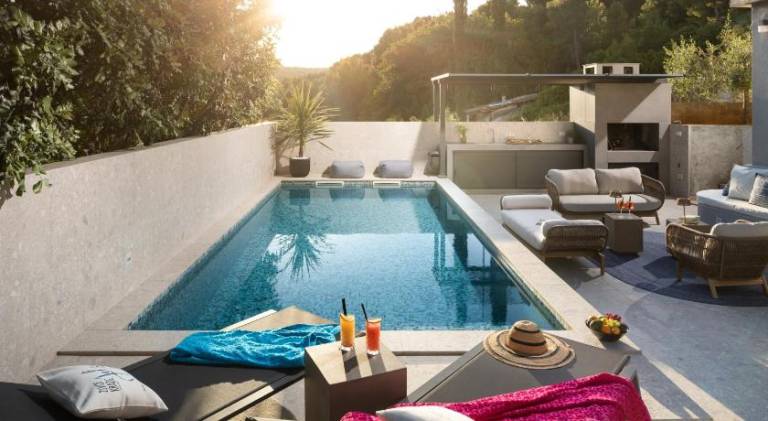 Apartments Belic with pool in Jelsa