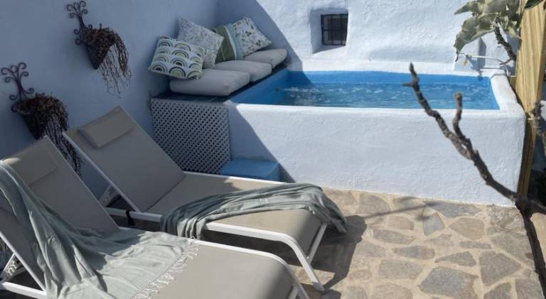 Vacation home with barbeque, patio & pool — photo 3