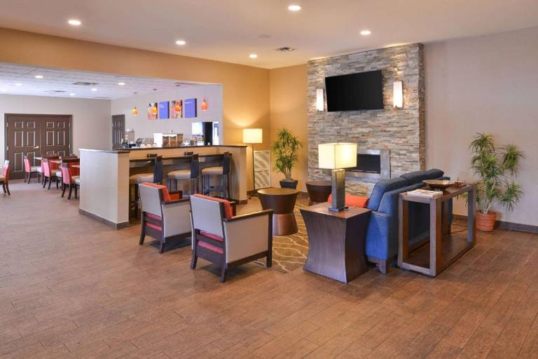 Comfort Inn & Suites Fayetteville-University Area — photo 3
