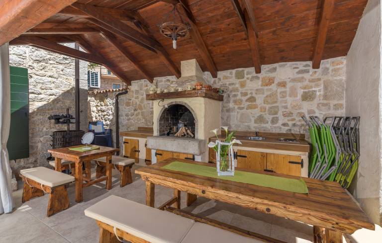 Villa with terrace, barbecue & yard — photo 5