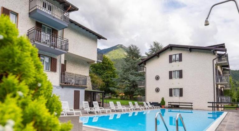 Serviced apartment with pool, BBQ & yard in Ledro