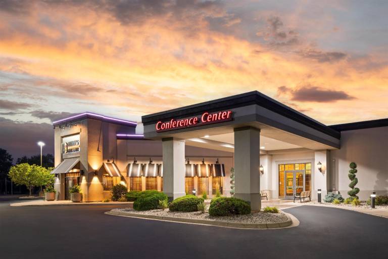 Best Western Premier Bridgewood Resort Hotel in Neenah, WI