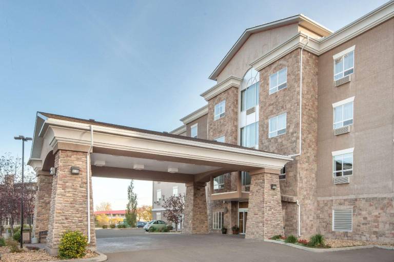 Ramada by Wyndham Drumheller Hotel & Suites in Drumheller, AB