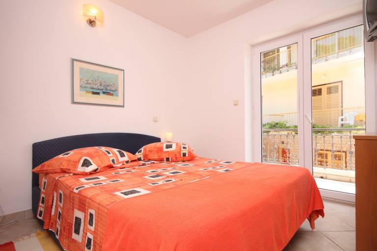 One bedroom apartment near beach Podgora, Makarska (A-6725-a) — photo 5