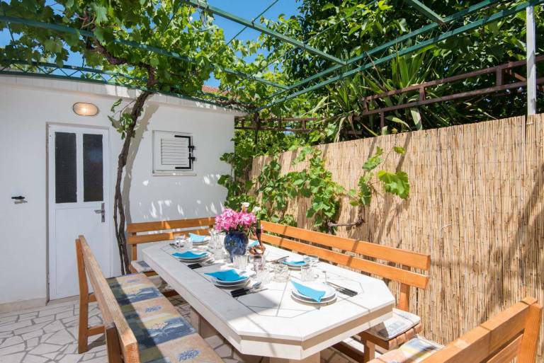 Vacation home with grill, terrace & garden | Sea view | Next to the beach | Pet-friendly — photo 2