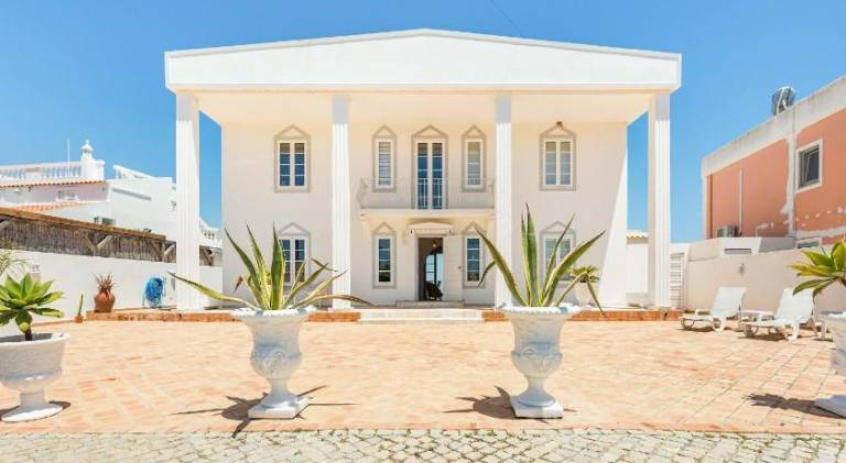 Villa with barbecue, private pool & patio in Olhao