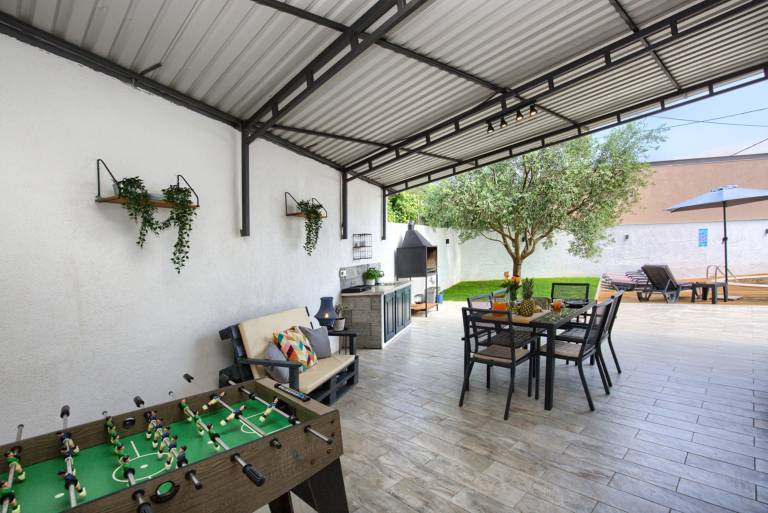 Vacation home with yard, patio & barbeque — photo 3