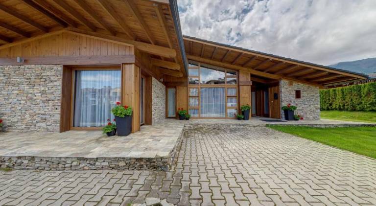 Villa with hot tub in Razlog