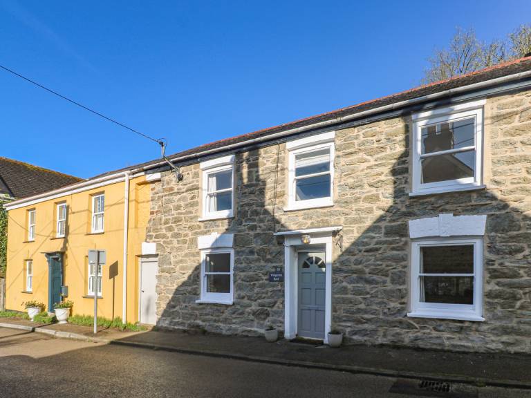 Cottage with terrace & garden | Beach view in Falmouth
