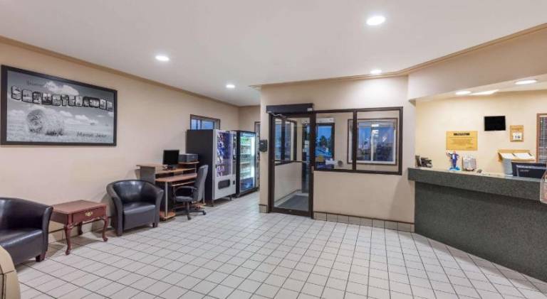 Super 8 By Wyndham Moose Jaw Sk — photo 3
