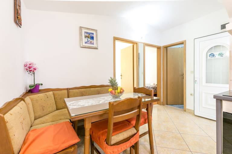 Holiday apartment with terrace, yard & BBQ — photo 3
