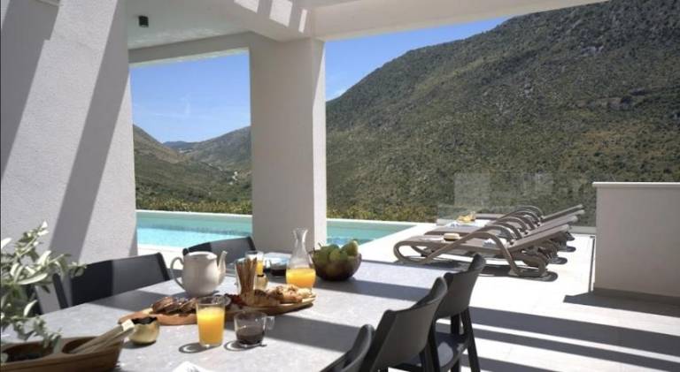 Villa with pool & hot tub — photo 4