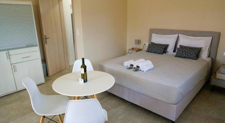 Beautiful serviced apartment with patio, barbeque & yard | Pets are welcome — photo 2