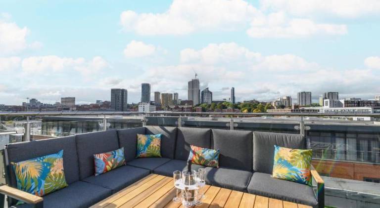 Luxury Penthouse with Private Hot Tub Overlooking Leeds City Centre — photo 4