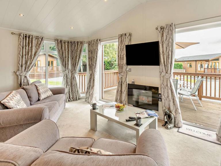 Lodge with jacuzzi, yard & terrace — photo 4
