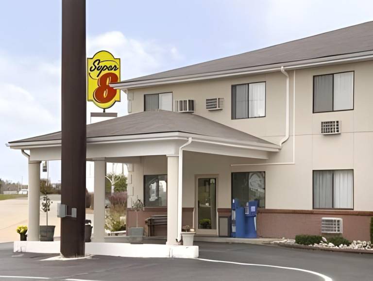 Super 8 By Wyndham Poplar Bluff Missouri in Poplar Bluff, MO