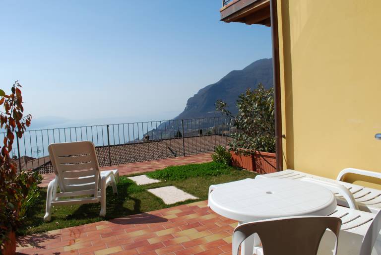 Rental apartment with yard, pool & terrace in Tignale