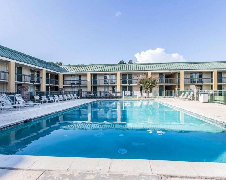 Days Inn by Wyndham Hinesville Near Fort Stewart — photo 2