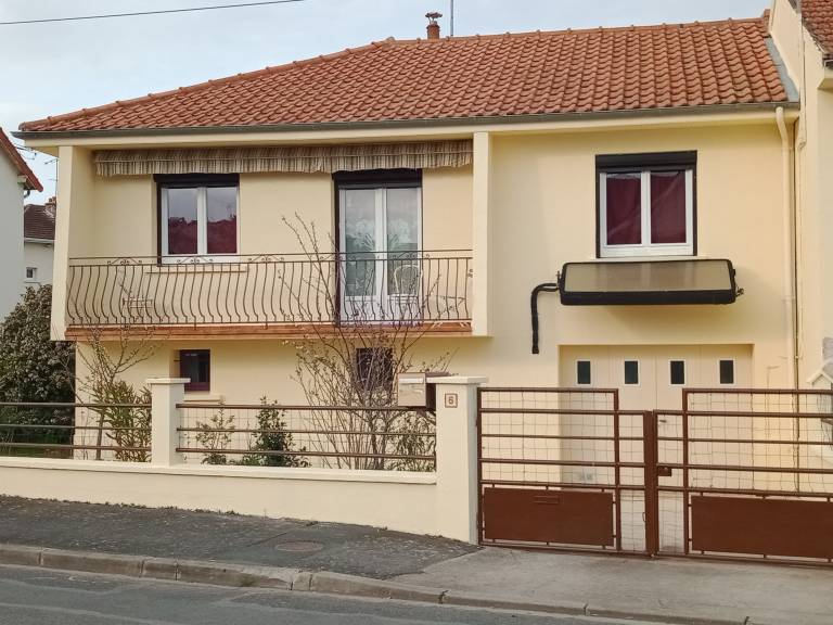 House with yard, terrace & fast internet | City view in Montlucon