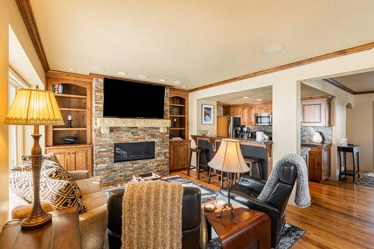 Beautiful Modern Home in Great Location, Hot Tub Patio, Luxury Amenities! — photo 4