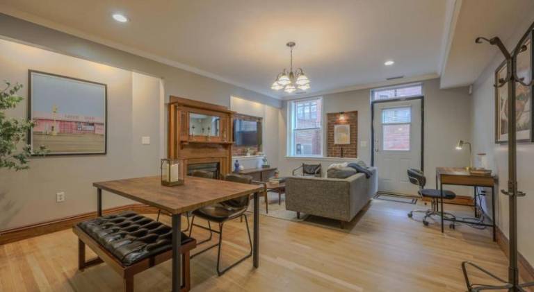 Classic 2Bed 2Bath Apartment w patio in Back Bay — photo 3
