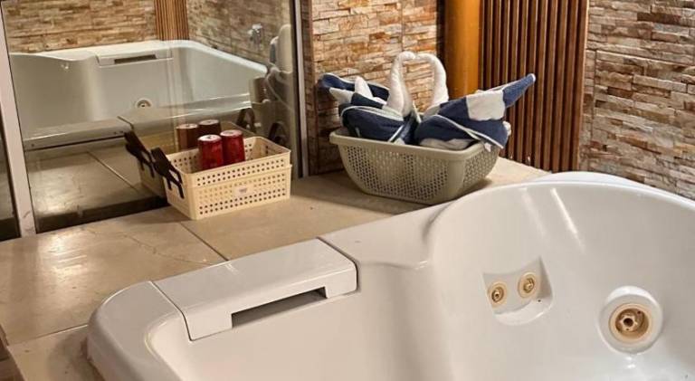 Serviced apartment with hot tub, garden & patio — photo 4