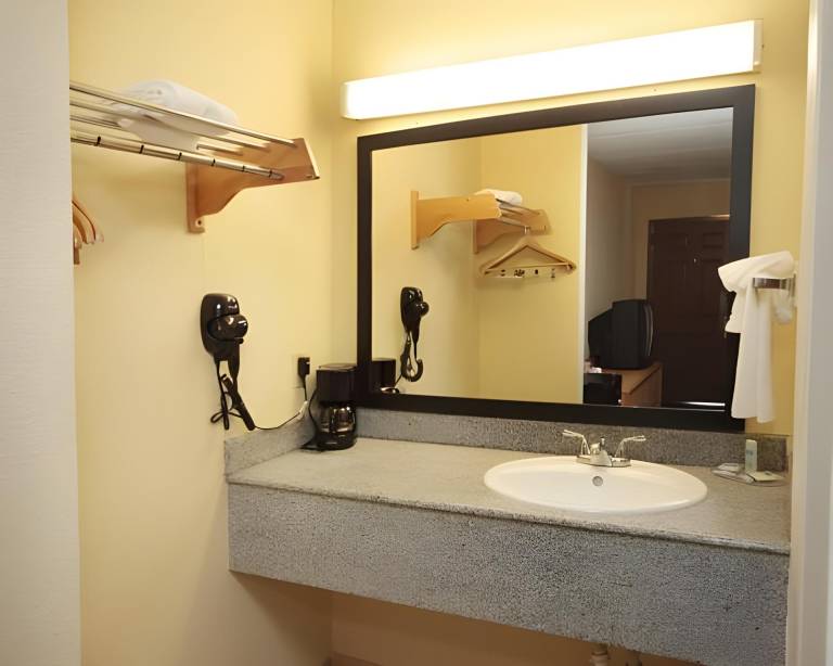 Rodeway Inn Charlotte North End — photo 5