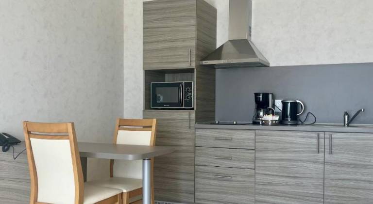 Pleasant serviced apartment with private pool, patio & yard | Pets allowed — photo 3