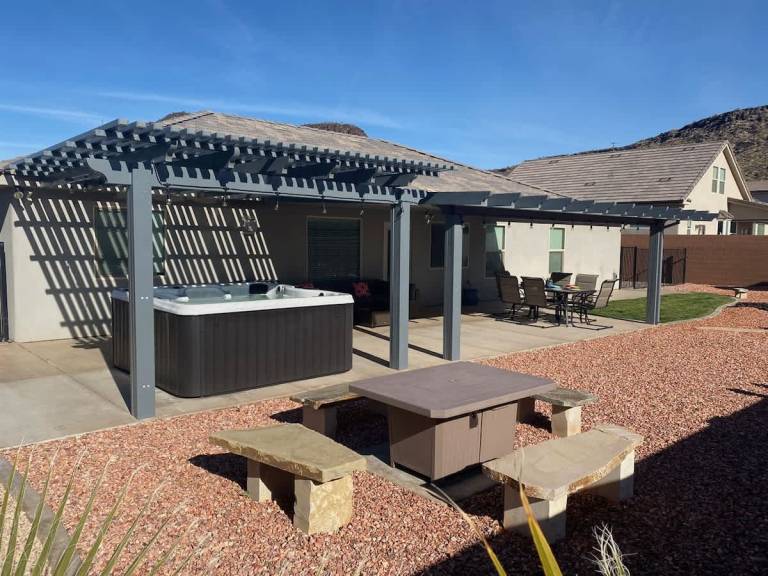 Vacation home with yard & hot tub — photo 2