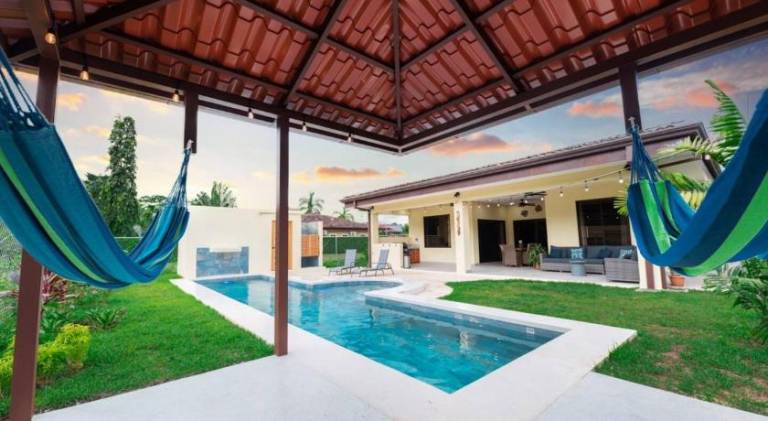 Beautiful villa with pool | Beach nearby | Good for workation | Pets are welcome in Puntarenas