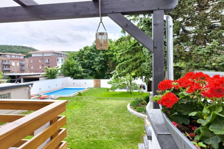 Ample vacation home with pool, garden & patio | Dogs allowed — photo 3