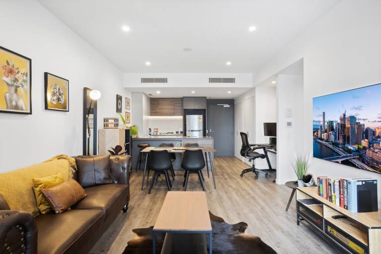 Central Brisbane Stay with Balcony Pool & BBQ