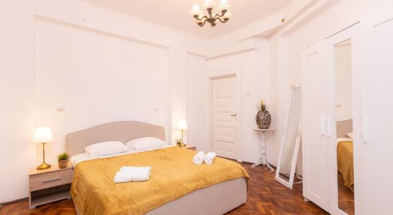 The Walter Salon Unirii - 3 Spacious Rooms and Self Check-in in Bucharest