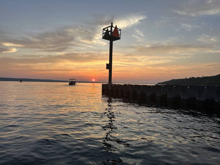 Burt Lake, MI Vacation Rentals from 98 HomeToGo