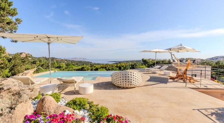Villa with pool & jacuzzi | Pet-friendly — photo 3